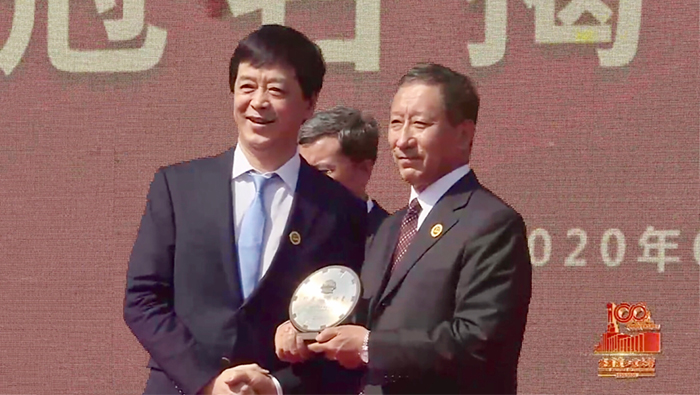 2020年，张思民董事长被授予“哈尔滨工业大学终身名誉校董”